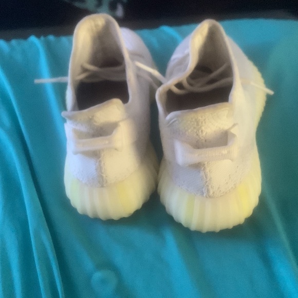 I’m selling yezzy boost 350 v2 triple white/(used} - Picture 4 of 5